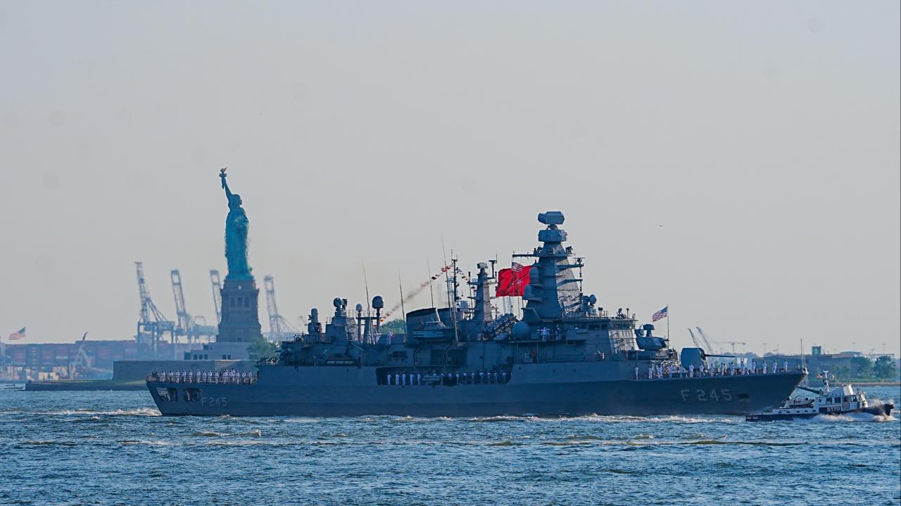 TCG Oruçreis, New York Limanı'nda ziyaretçilere kapılarını açtı