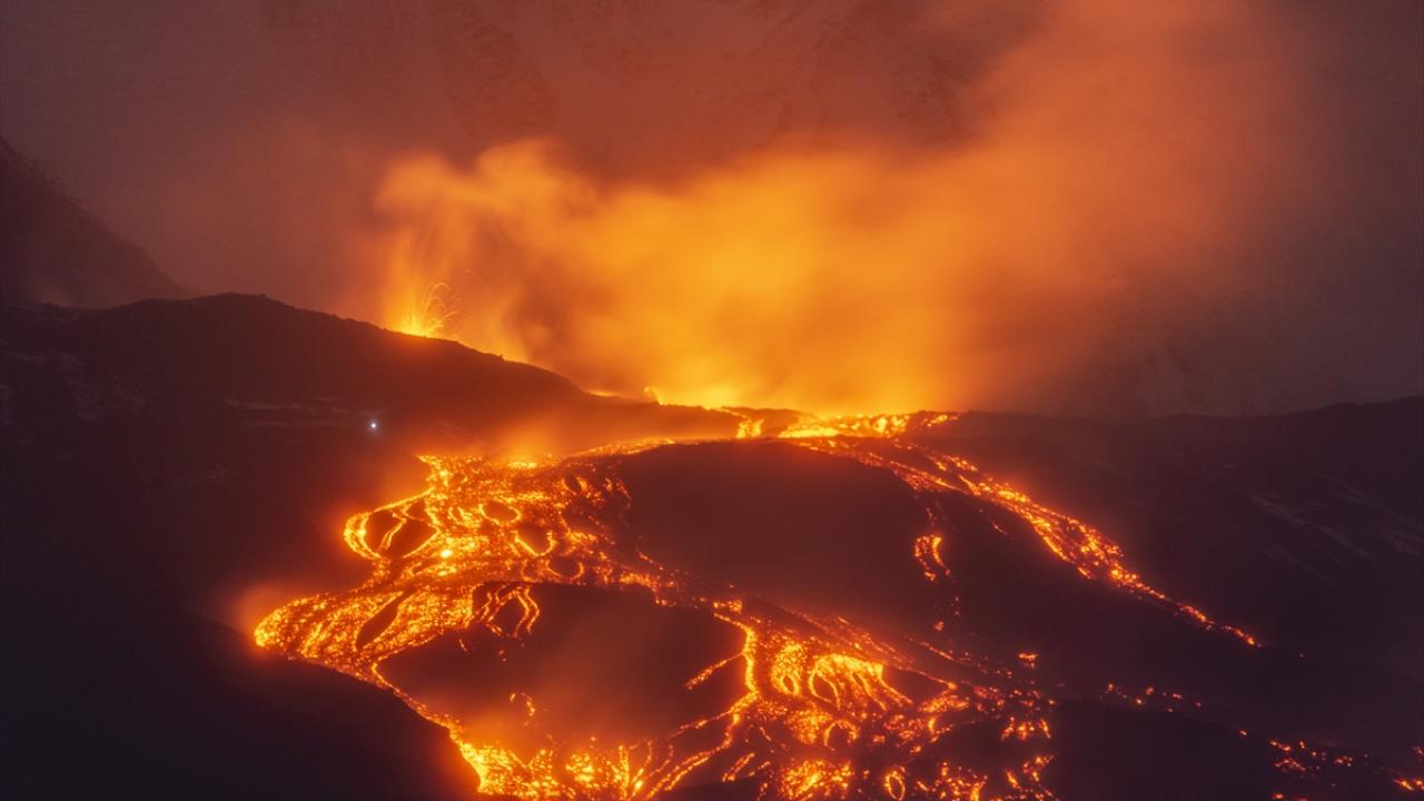 Etna Yanardağı'ndaki volkanik hareketlilik hava trafiğini etkiledi