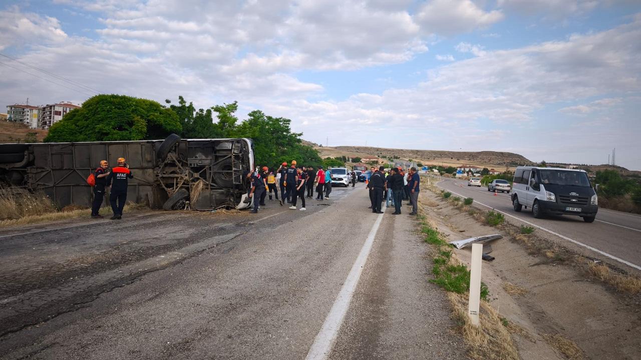 Kırıkkale'de yolcu otobüsü devrildi: 41 kişi yaralandı