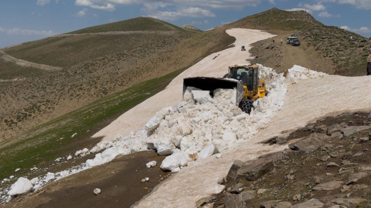 Bitlis’te Temmuz Ayında Karla Mücadele Sürüyor