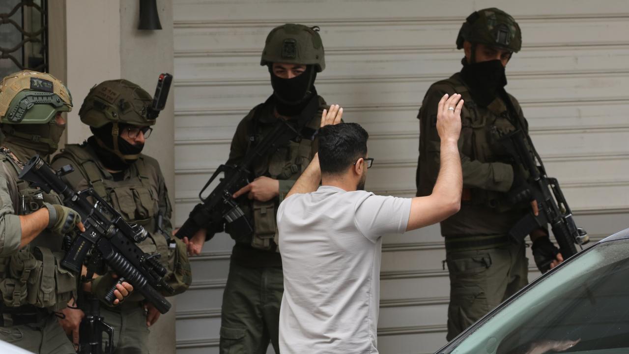 İsrail ordusu Batı Şeria’da düzenlediği baskınlarda 19 Filistinliyi gözaltına aldı