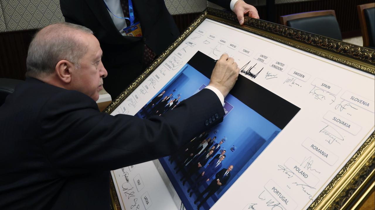 NATO Zirvesi’nde çekilen aile fotoğrafına liderlerden imza