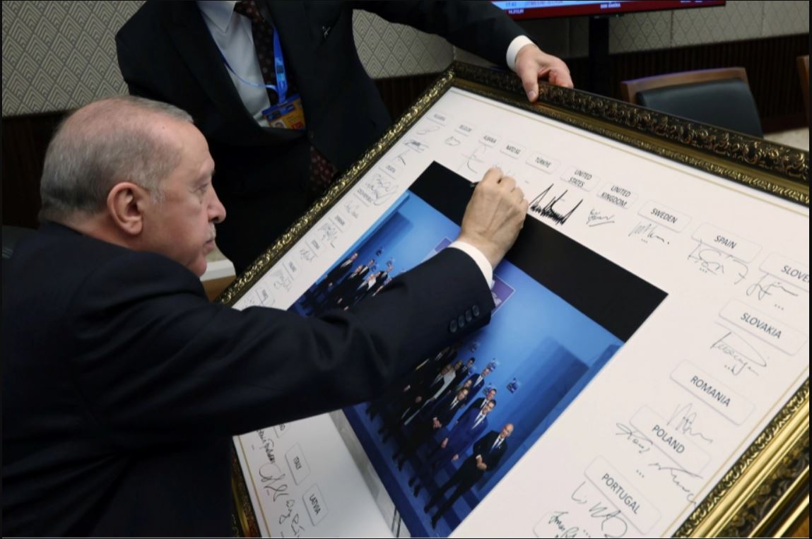 NATO Zirvesi’nin aile fotoğrafında son imza Cumhurbaşkanı Erdoğan’dan