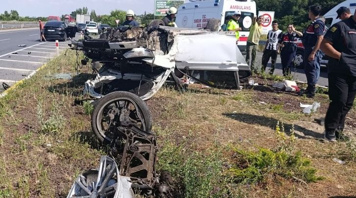 Akşehir’de D-300 Karayolu’nda otomobil refüje çarptı: Aynı aileden 3 yaralı