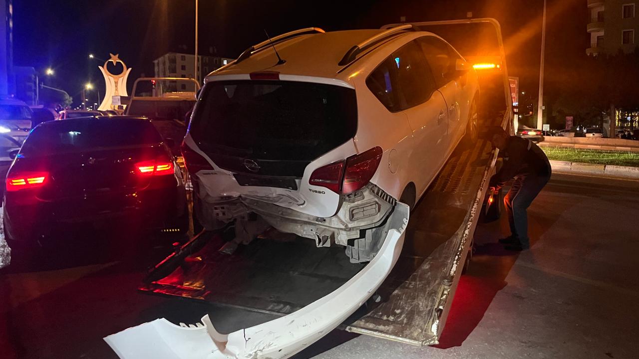 Çorum’da park halindeki araca çarpan otomobil polis aracına savruldu: 4 yaralı