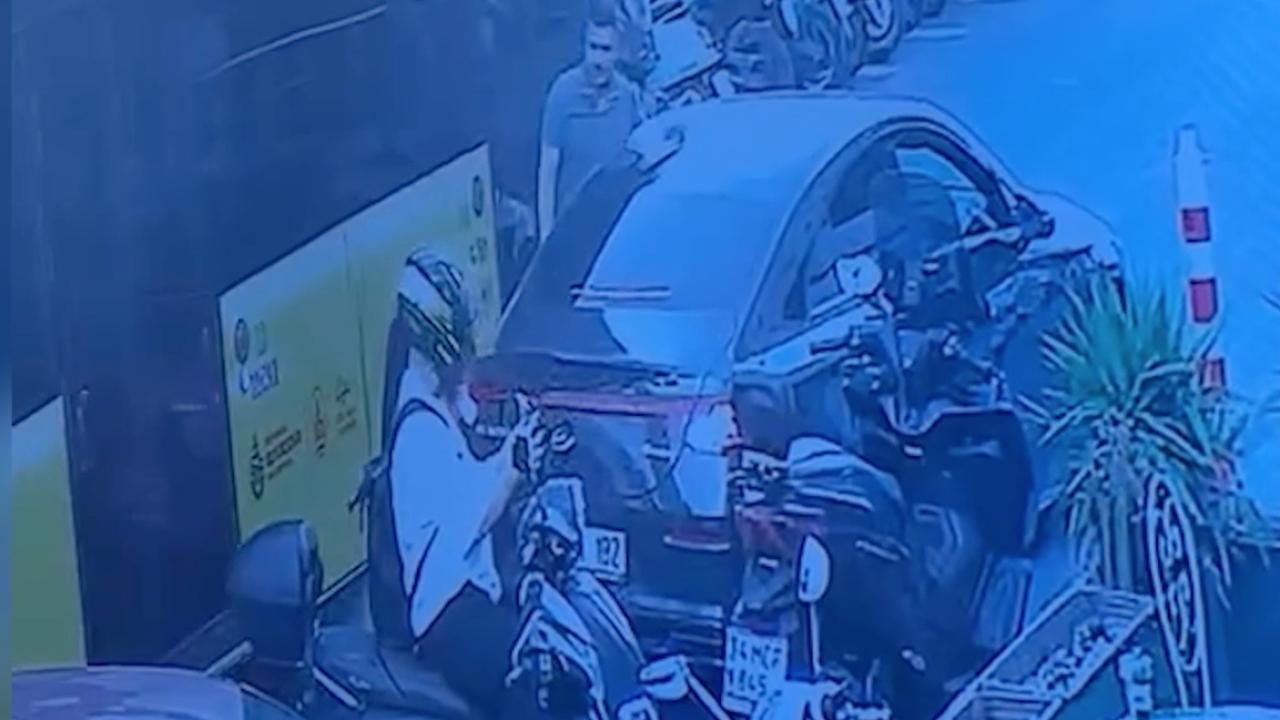 İETT’ye Bağlı Özel Halk Otobüsü, Otomobilin Yanındaki Kişiye Çarptı