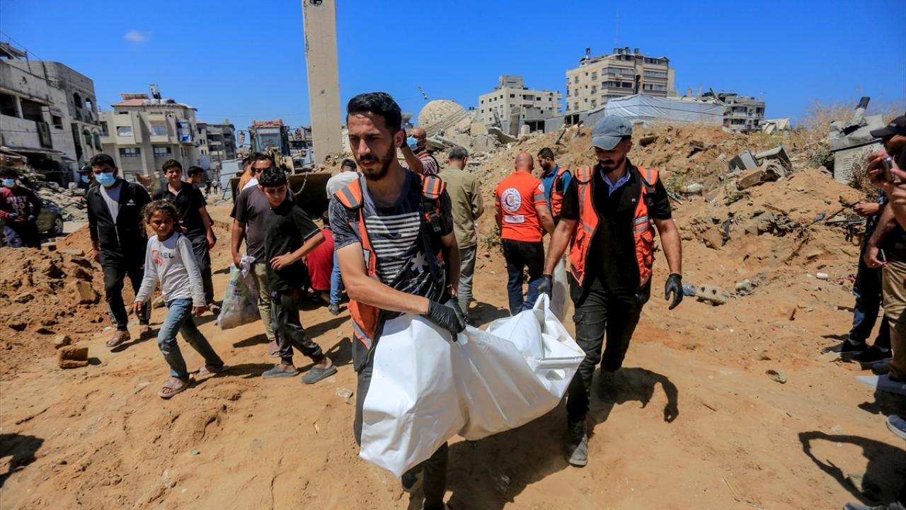 Gazze’de bir anne, günler sonra oğlundan geriye kalan kemikleri teslim aldı