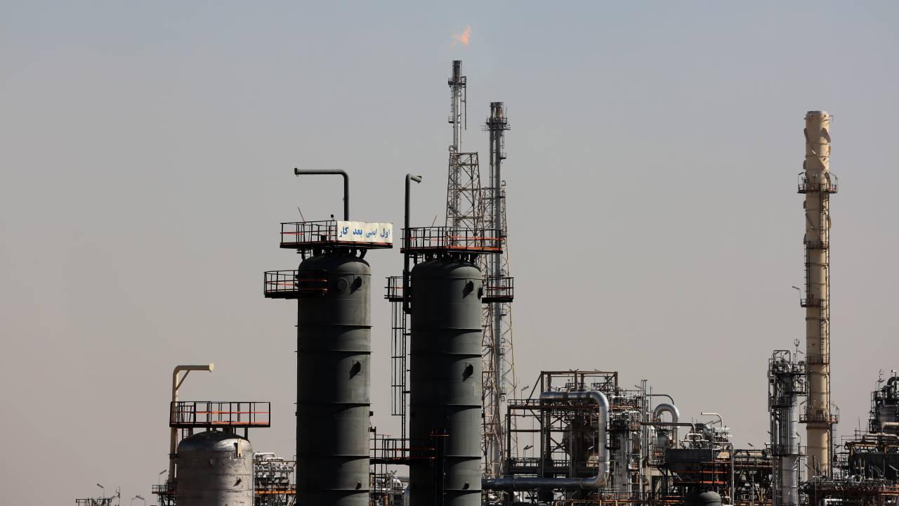 Orta Doğu'da tırmanan gerilim petrol fiyatlarını uçurdu: Brent petrol 76,68 dolara yükseldi