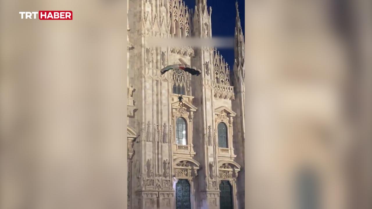 Milano’da tarihi katedralden Filistin renkli paraşütle atlayış