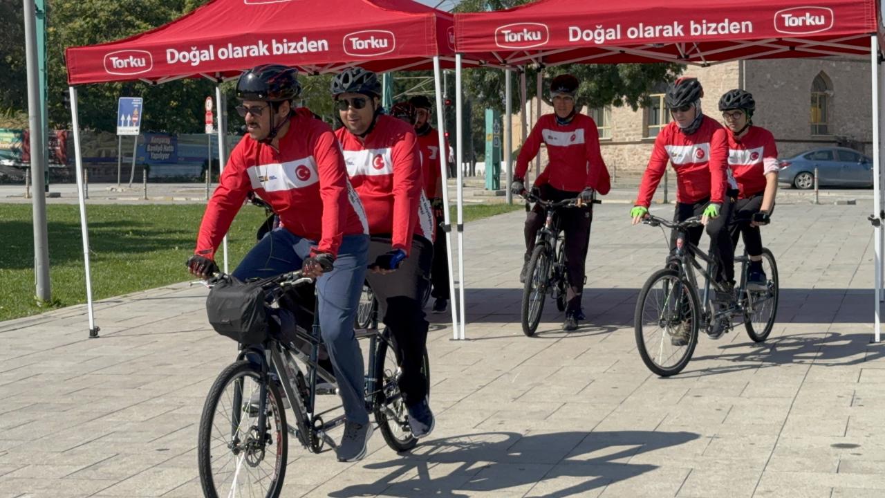"Vatan Engel Tanımaz" diyen görme engelli bisikletçiler, 15 Temmuz şehitleri için Ankara yolunda