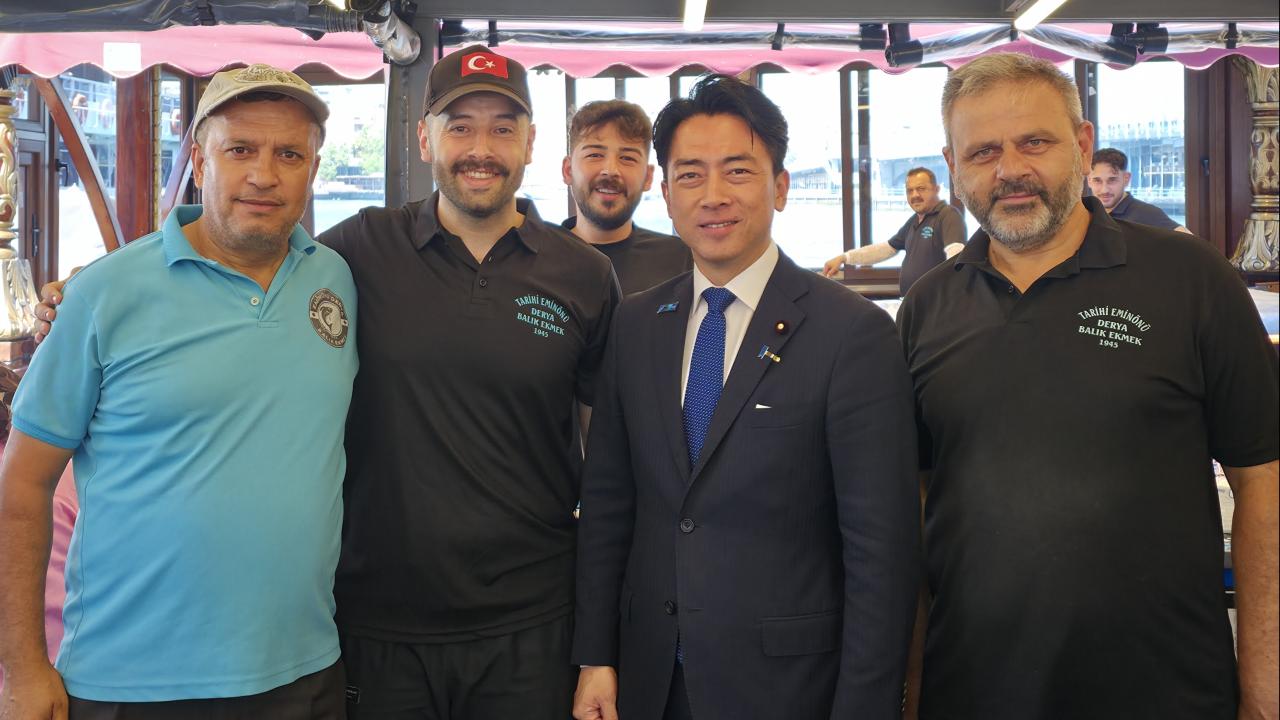 Japonya Savunma Bakanı Koizumi'den Eminönü'nde balık ekmek molası