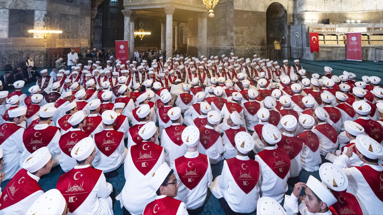 Ayasofya-i Kebir Camii’nde "Kutlu Mabed Kutlu Vefa": 15 Temmuz şehitleri için 253 hatim