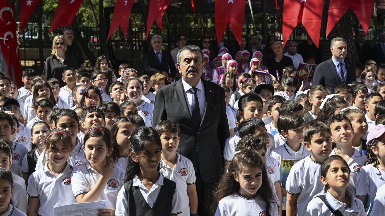Bakan Tekin'den öğrencilere kitap okuma çağrısı