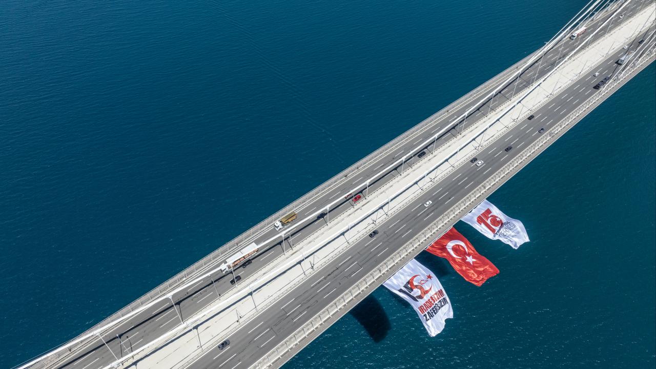 15 Temmuz anma etkinlikleri kapsamında Boğaz köprüleri Türk bayraklarıyla donatıldı