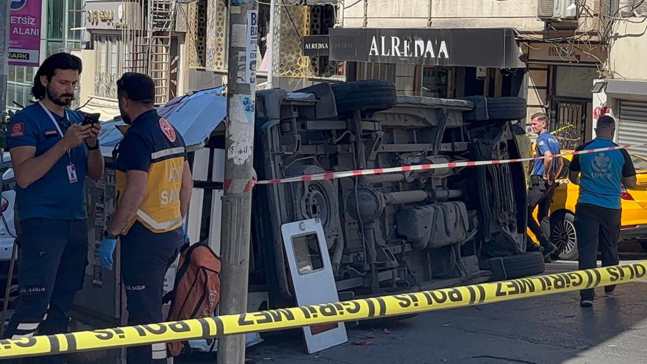 İstanbul'da İETT otobüsü ile ambulans çarpıştı: 5 kişi yaralandı