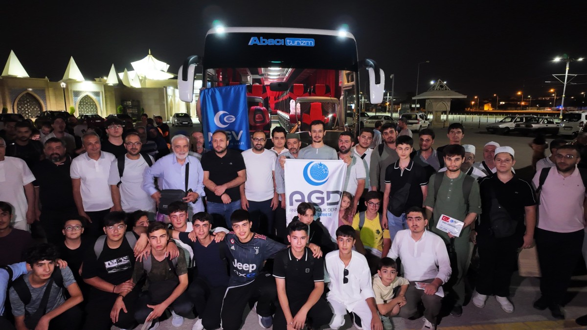 AGD Konya, 50 kişilik umre kafilesini dualarla uğurladı
