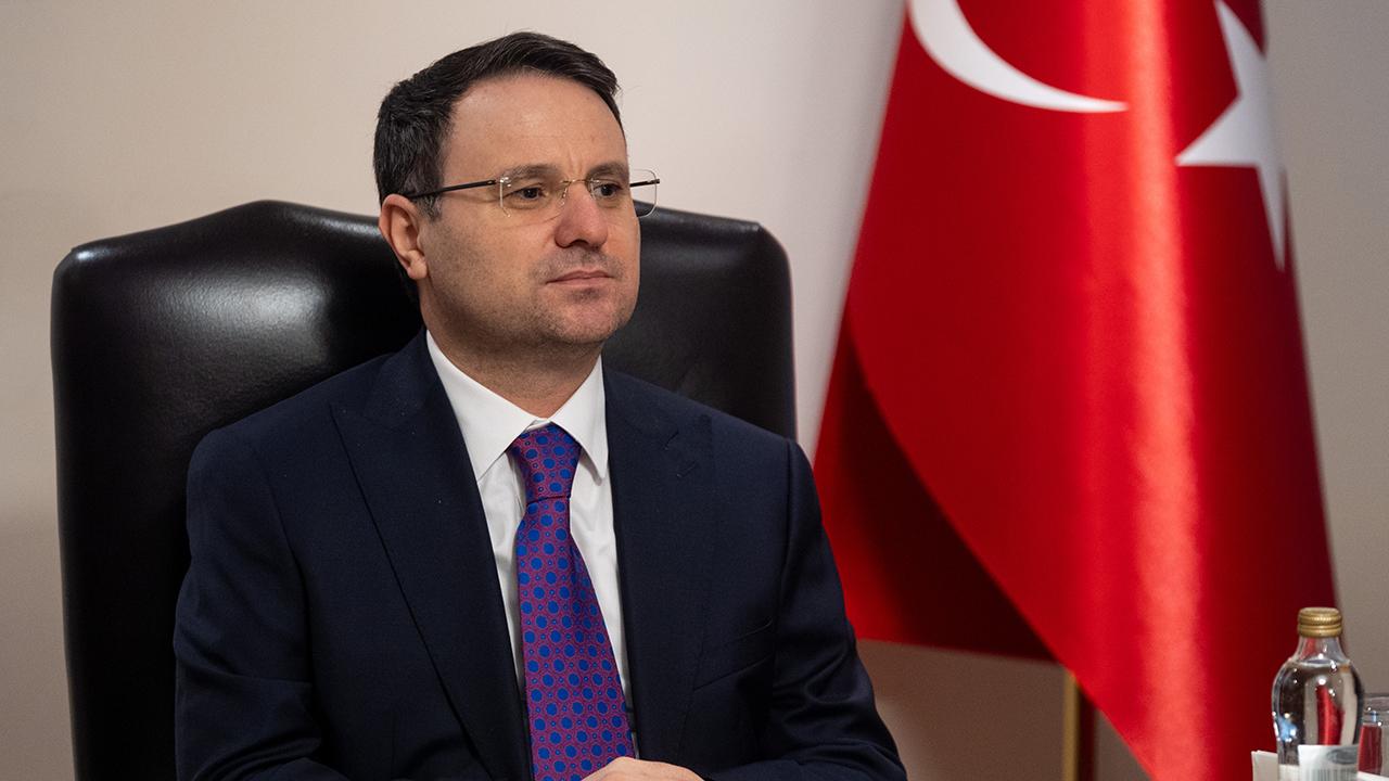 Bakan Gürlek, manevi tazminat gelirini Türk Kızılay'a bağışladı