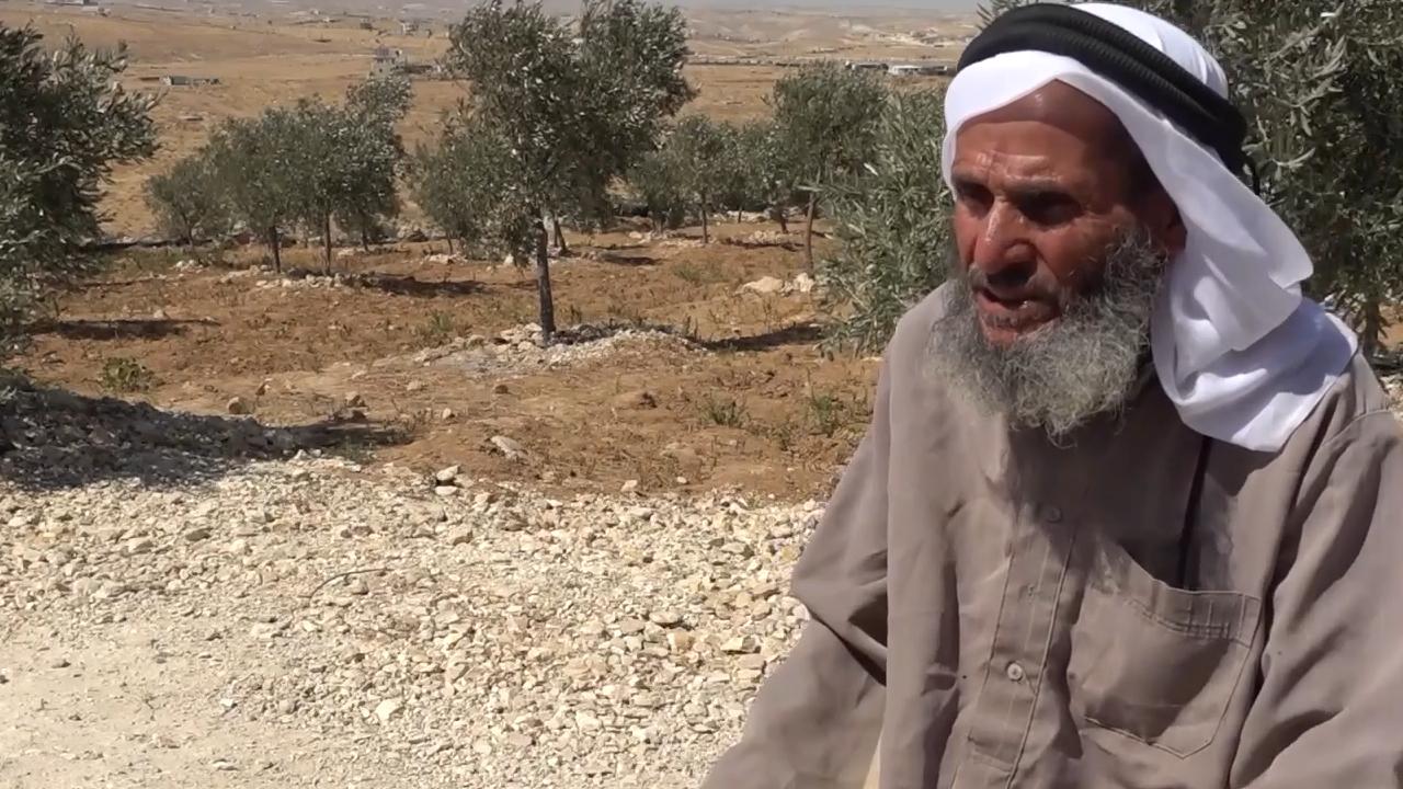 79 yaşındaki Filistinli, yaşadığı saldırılara rağmen topraklarını terk etmeyeceğini söyledi