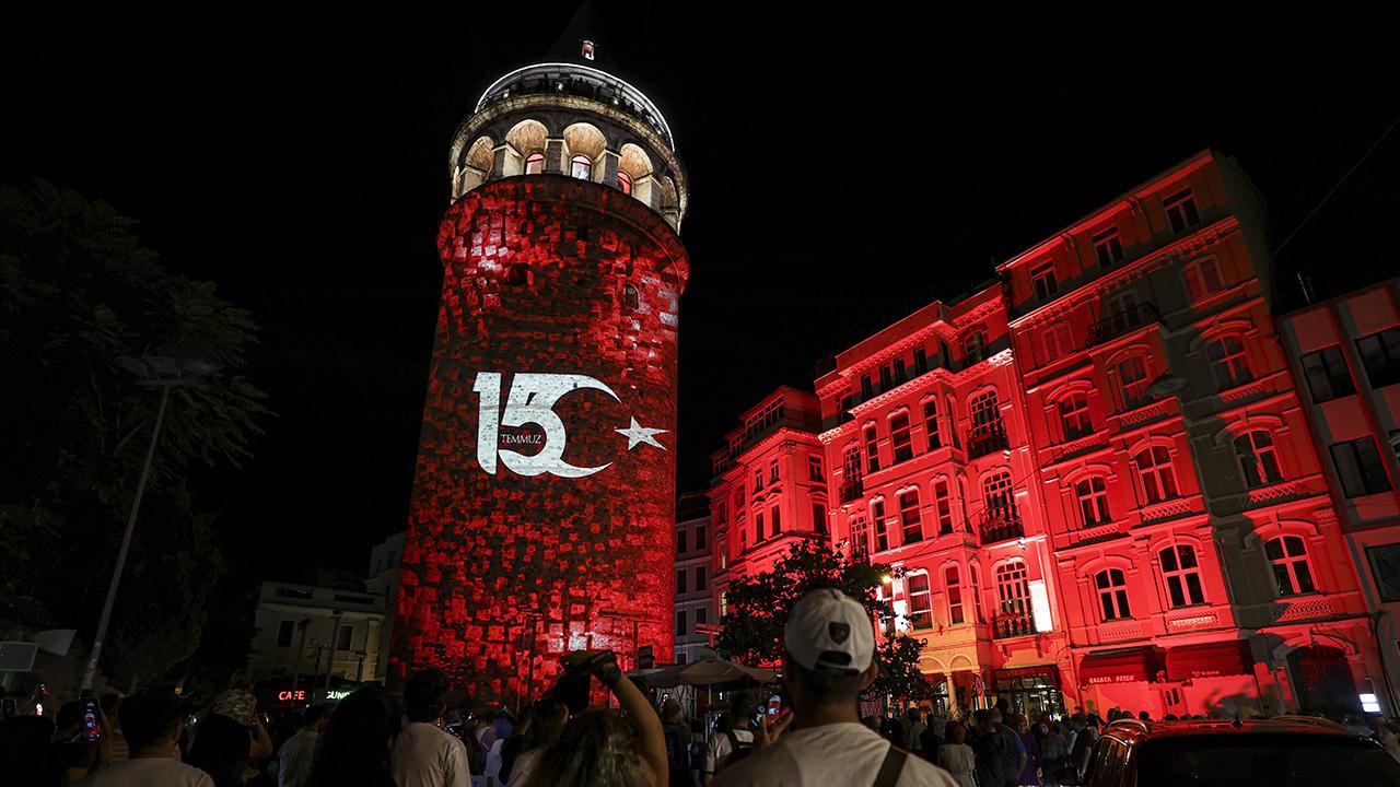 İstanbul'da 15 Temmuz için Galata ve Kız Kulesi'nde mapping gösterisi düzenlenecek