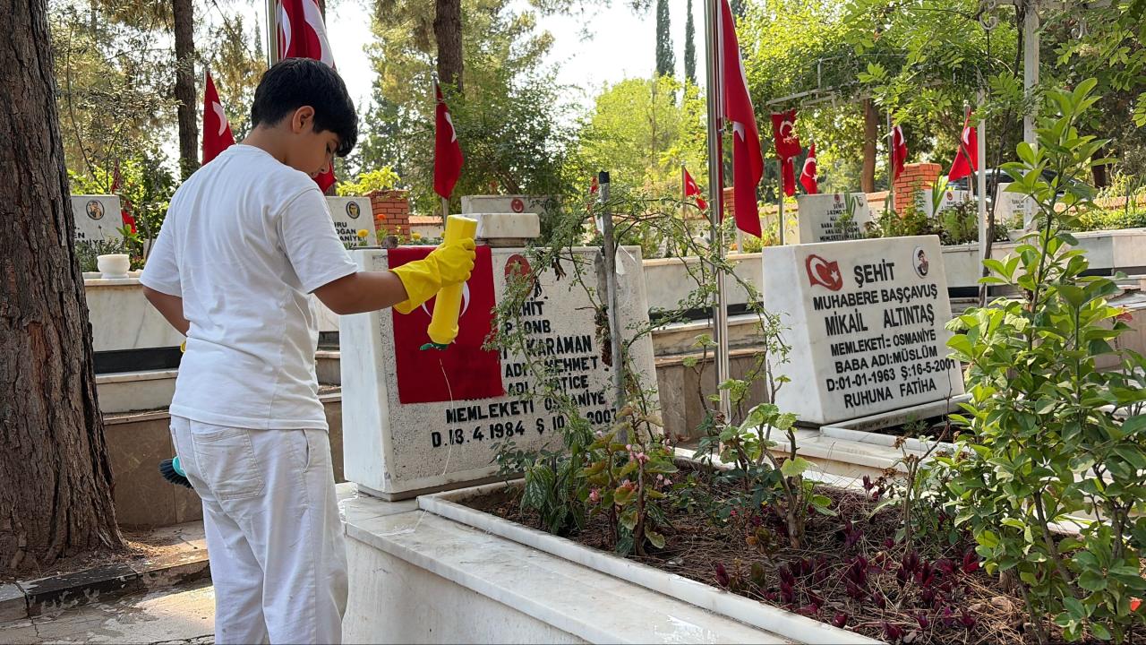 Osmaniye'de gönüllü temizlik çalışmalarıyla örnek oluyor