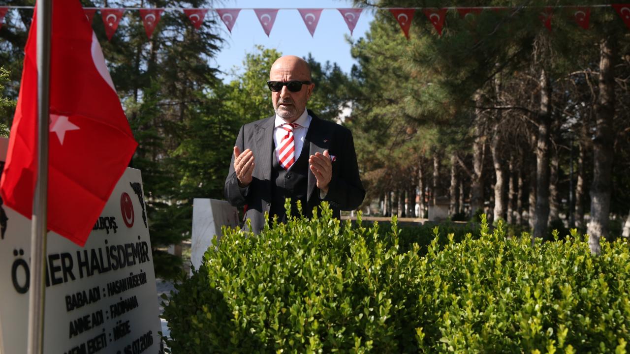 Emekli Korgeneral Zekai Aksakallı, şehit Ömer Halisdemir'in kabrini ziyaret etti