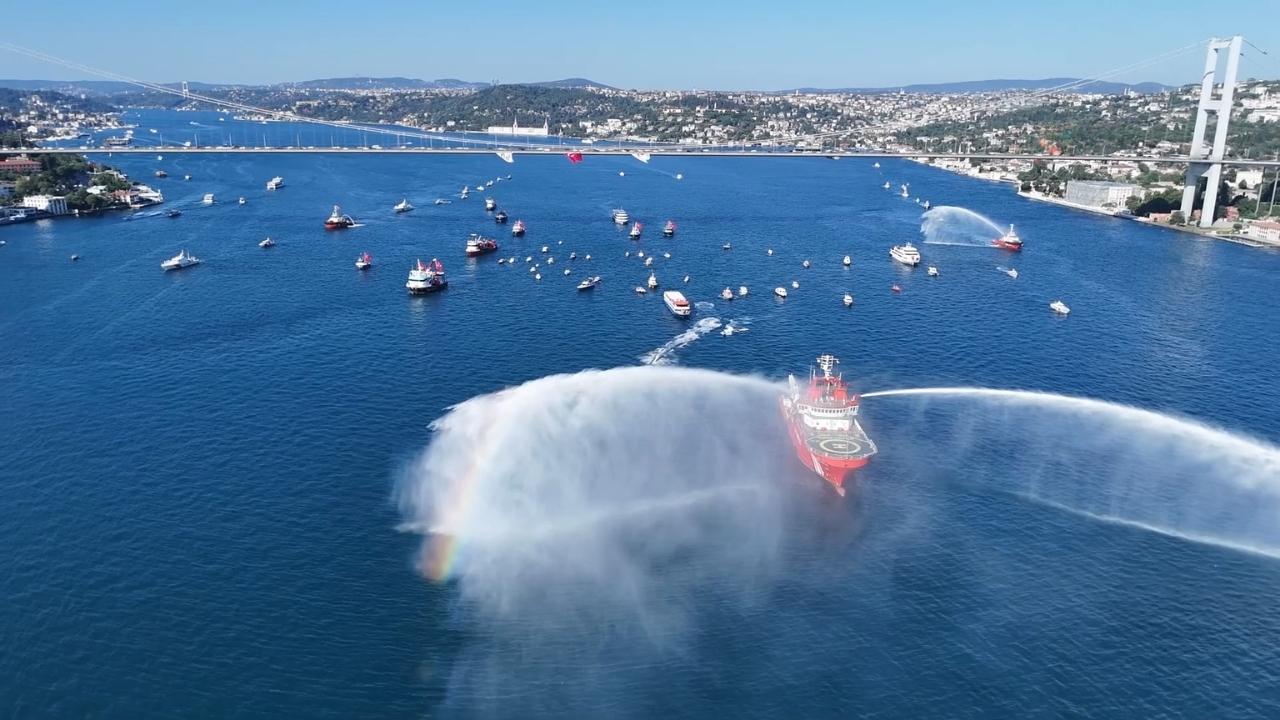 İstanbul Boğazı'nda 15 Temmuz şehitleri için 253 gemilik kortej