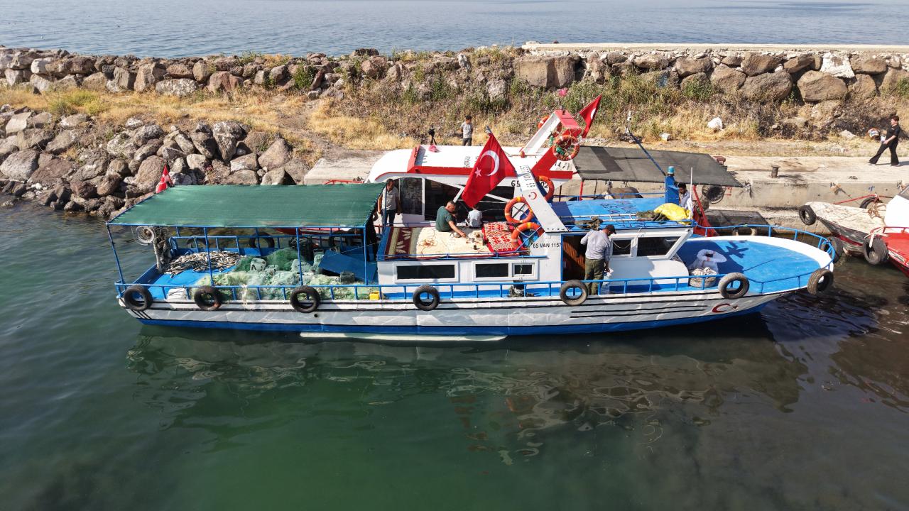 Van Gölü'nde av yasağı sona erdi, inci kefali sezonu başladı
