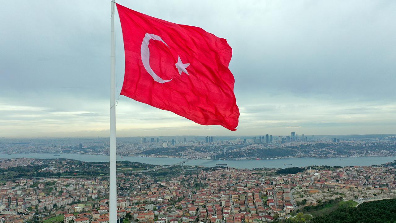 Fitch, Türkiye'nin Kredi Notunu "BB-" Olarak Korudu
