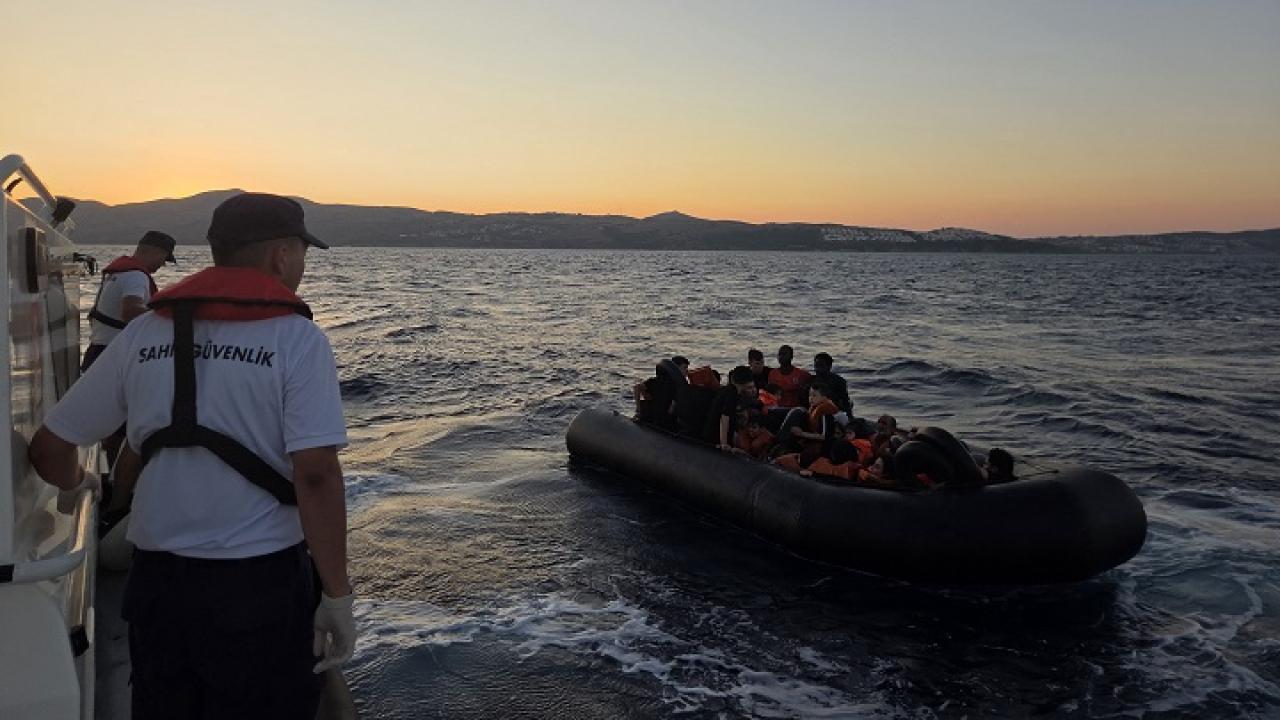 İzmir açıklarında 80 düzensiz göçmen yakalandı, 7 kişi denizde kurtarıldı