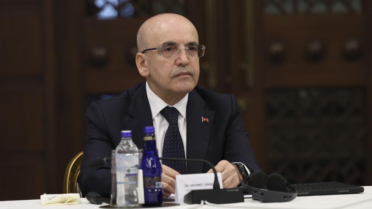 Bakan Şimşek: Bütçe performansı iç borç çevirme oranlarını olumlu etkiliyor
