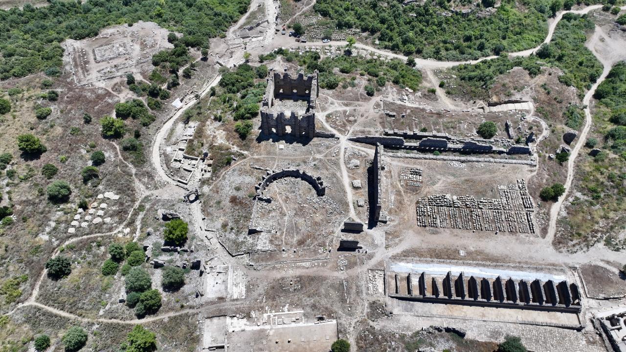 Aspendos Antik Kenti'nde 2 bin yıllık tiyatro caddesi ortaya çıkarıldı