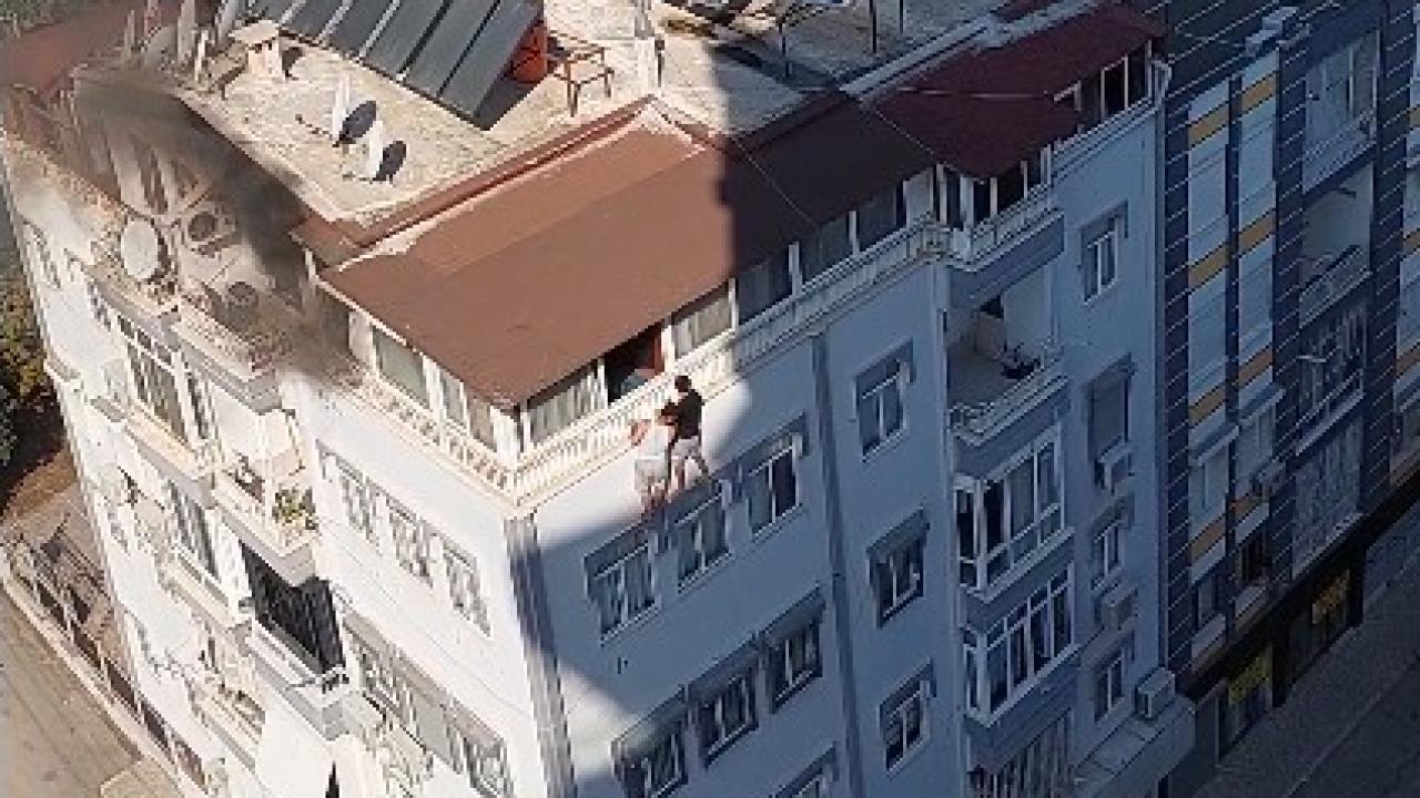 Antalya'da apartman yangınında mahsur kalan iki kişi kurtarıldı