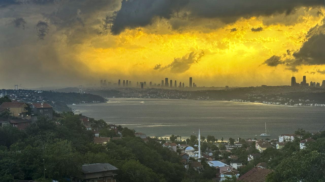İstanbul'da etkili olan fırtına yaşamı olumsuz etkiledi