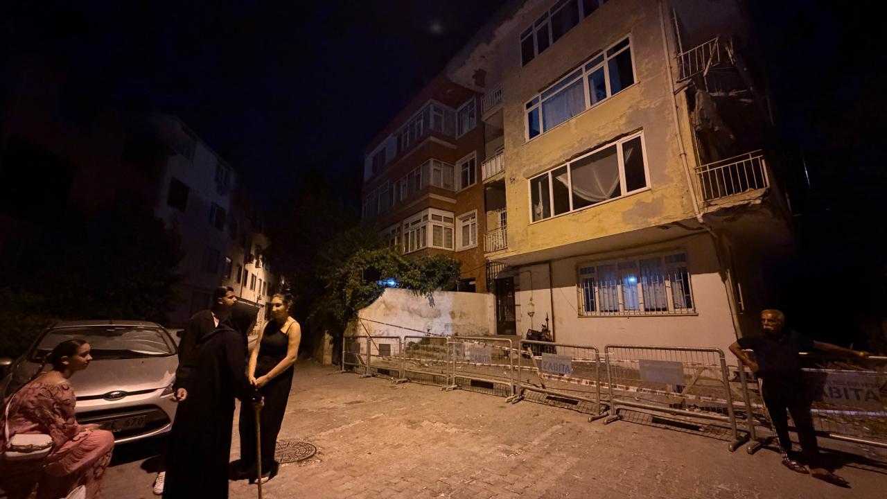 Üsküdar'da 4 katlı binanın balkonunda çökme: Bina mühürlendi