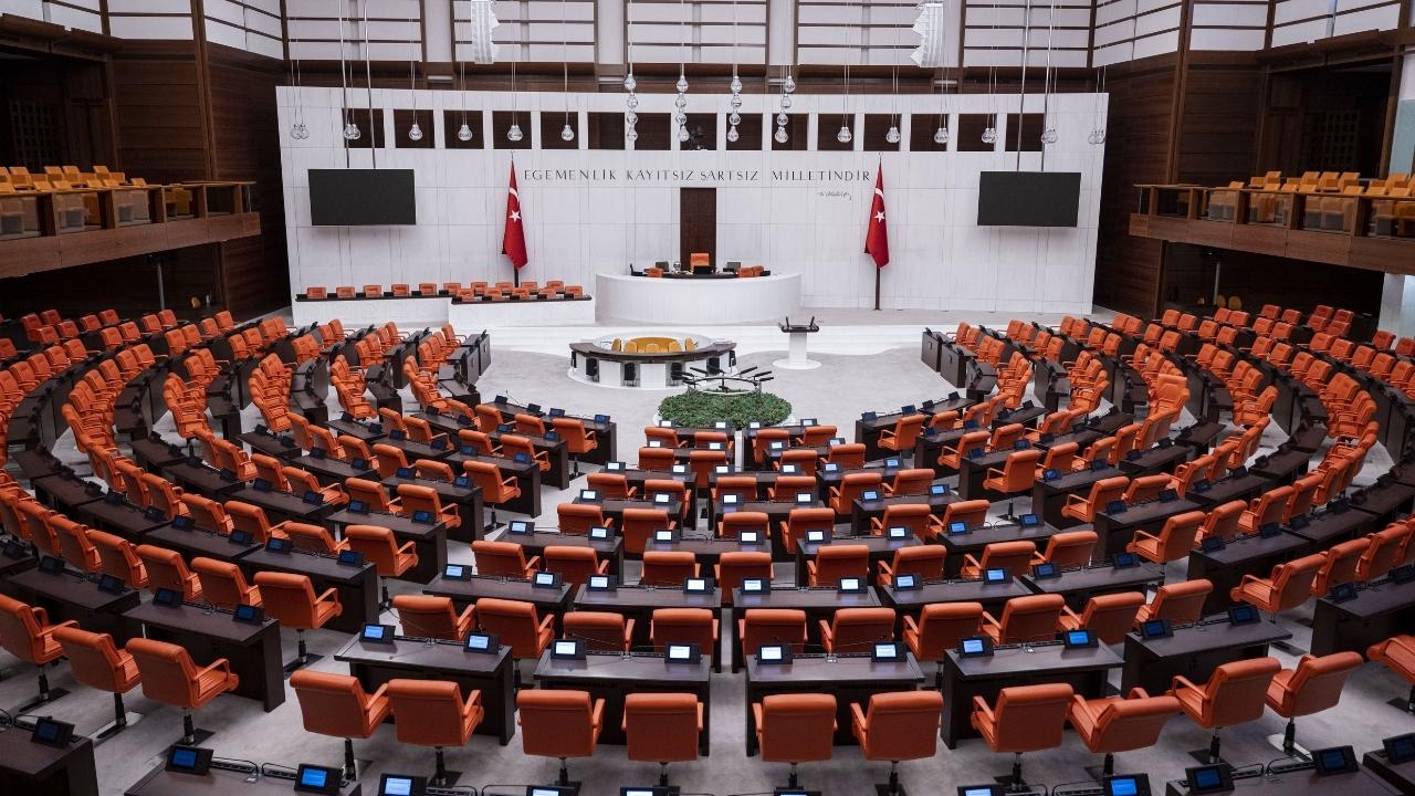 TBMM’de sandalye dağılımı değişti: CHP’nin milletvekili sayısı 44’e düştü
