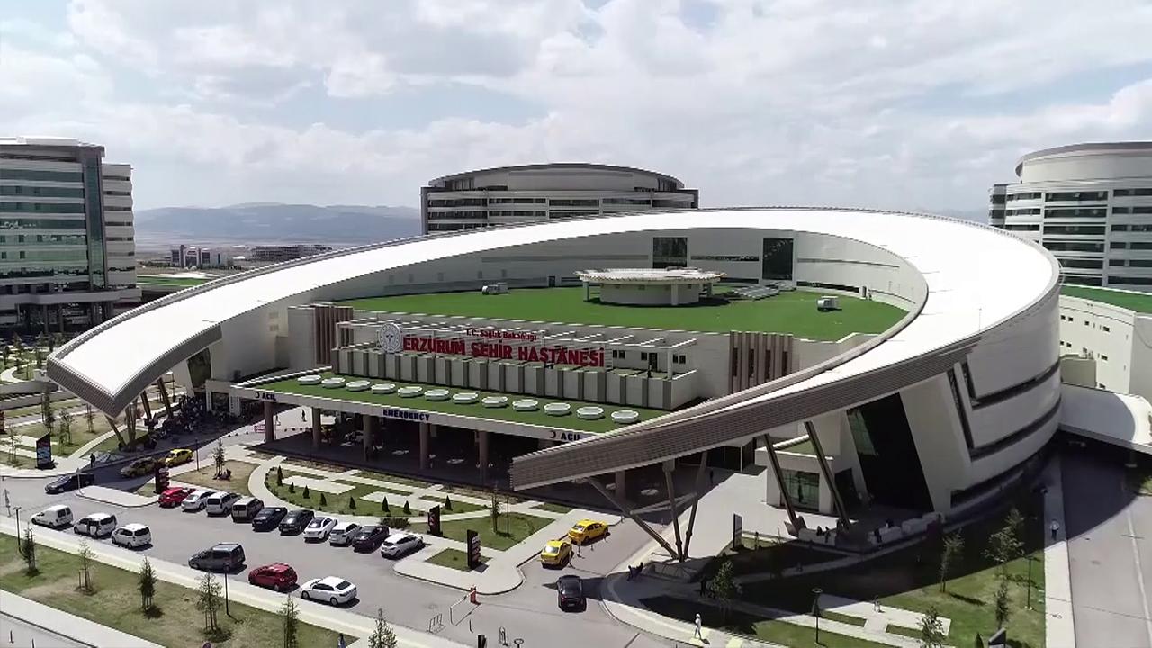 Erzurum Şehir Hastanesi’nde kolon ameliyatı hekimlere canlı yayınlandı