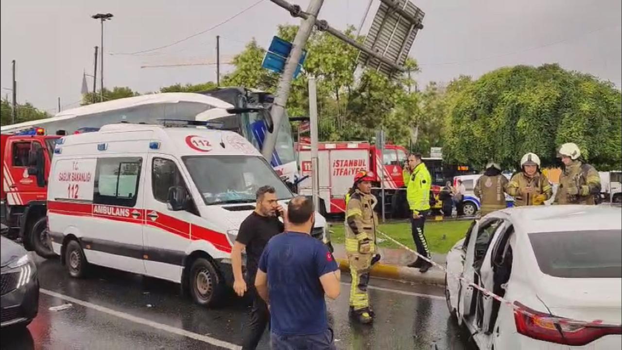 Eyüpsultan’da yolcu otobüsü otomobille çarpıştı: 30 kişi yaralandı