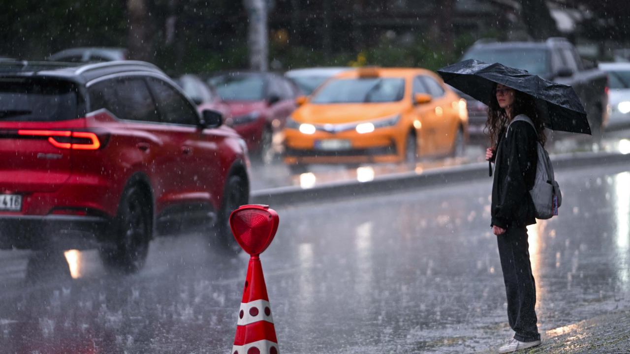 Meteorolojik uyarı verilen illerde 18 bin 705 personel ve 8 bin 696 araç görevde