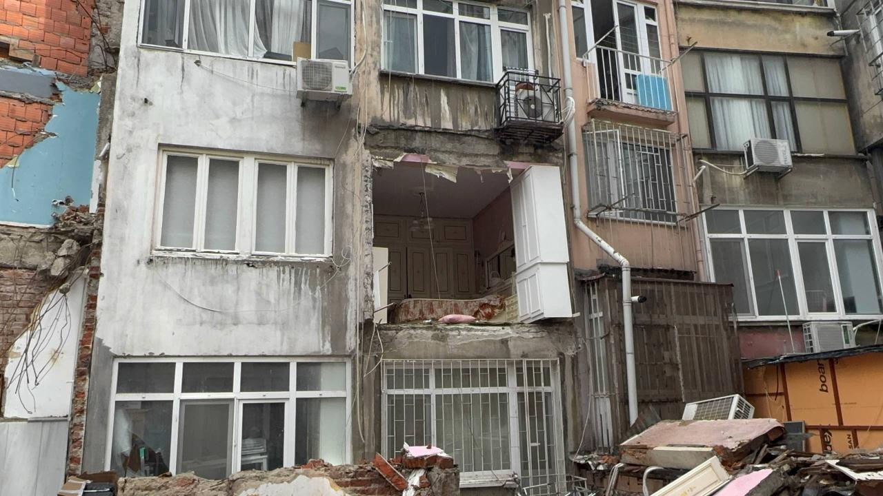 Şişli’de binanın üçüncü katındaki dairenin duvarı çöktü