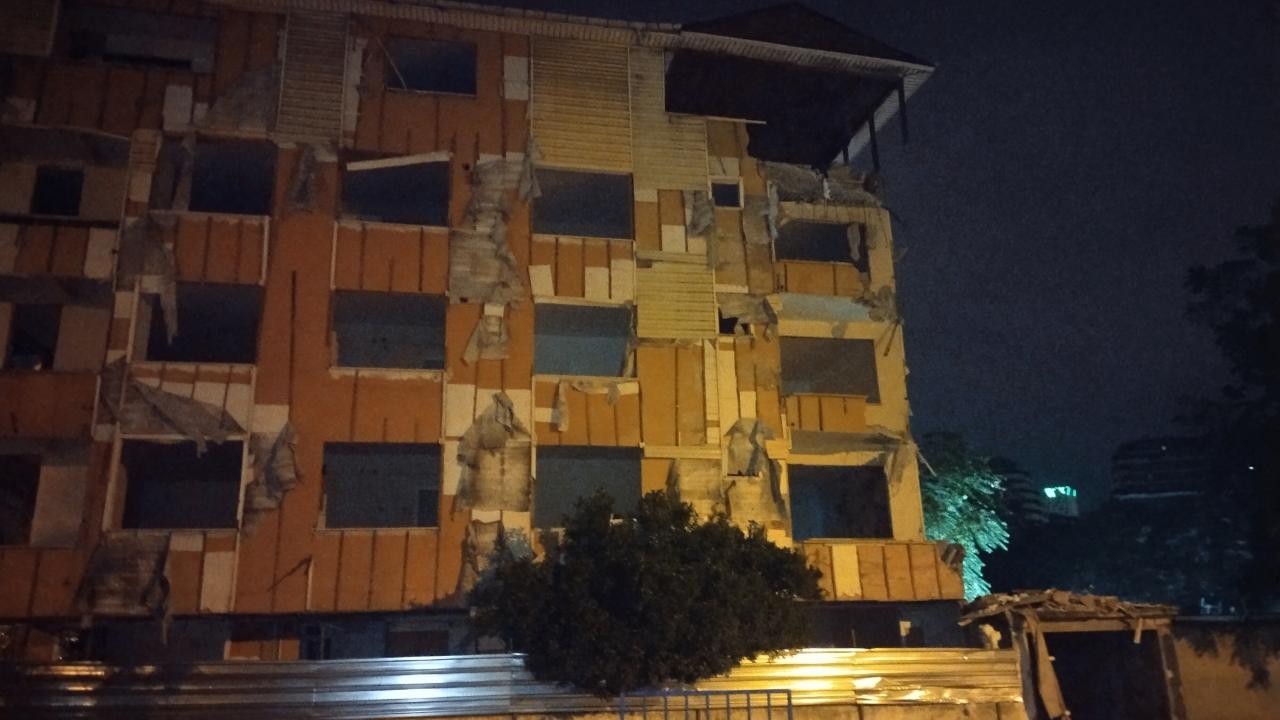 İstanbul’da boşaltılan 5 katlı binanın balkonları ve duvarı çöktü
