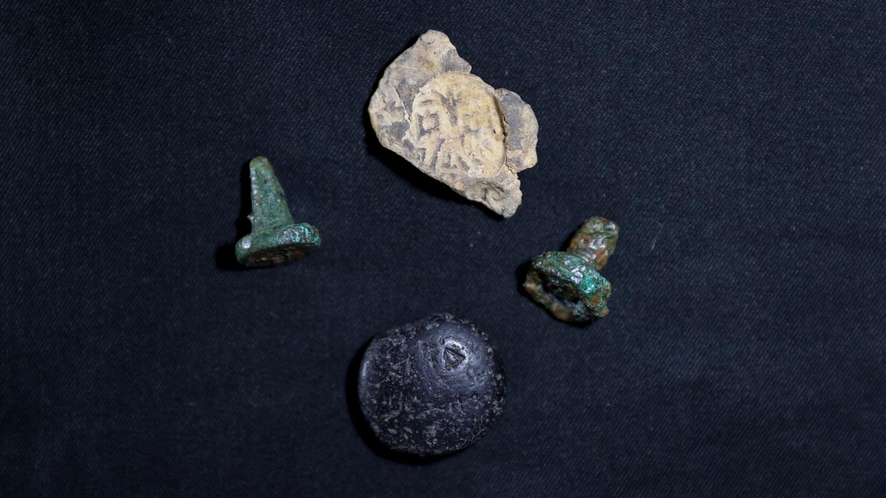 Türkmen Karahöyük kazısında altın levhalı muska ve mühür keşfedildi
