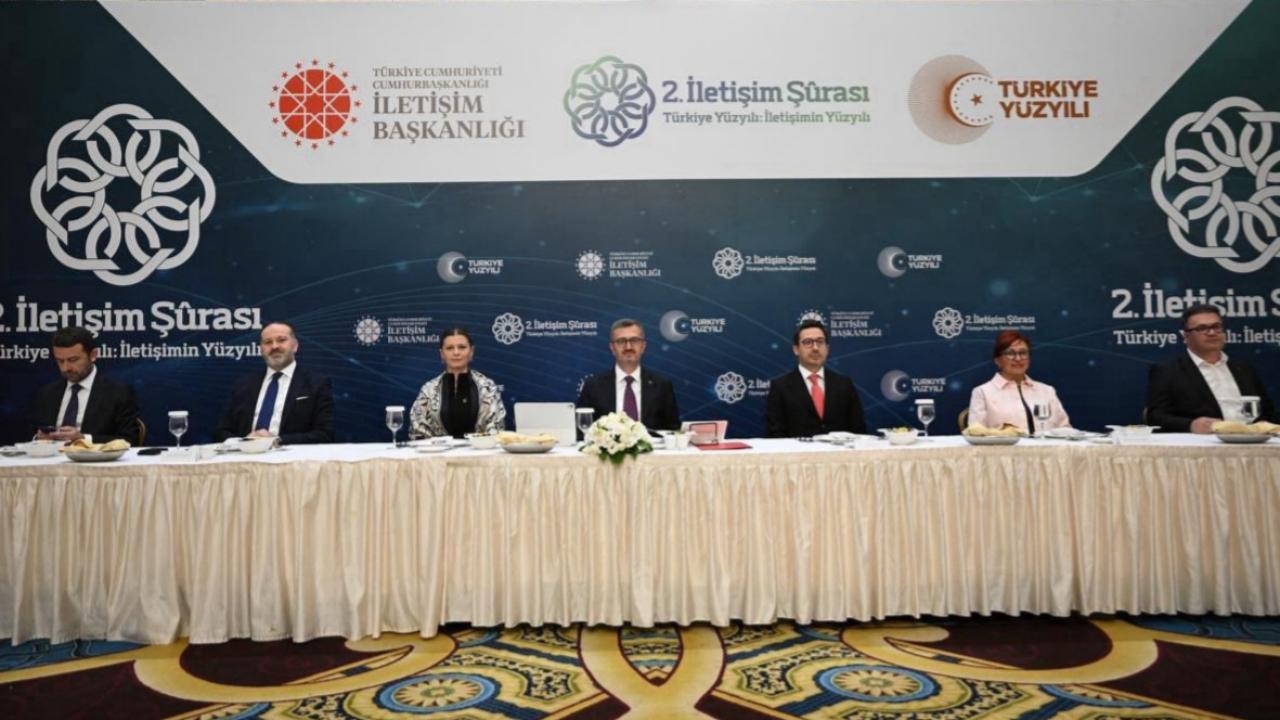 İletişim Başkanı Burhanettin Duran, iletişim fakültelerinin dekan ve akademisyenleriyle buluştu