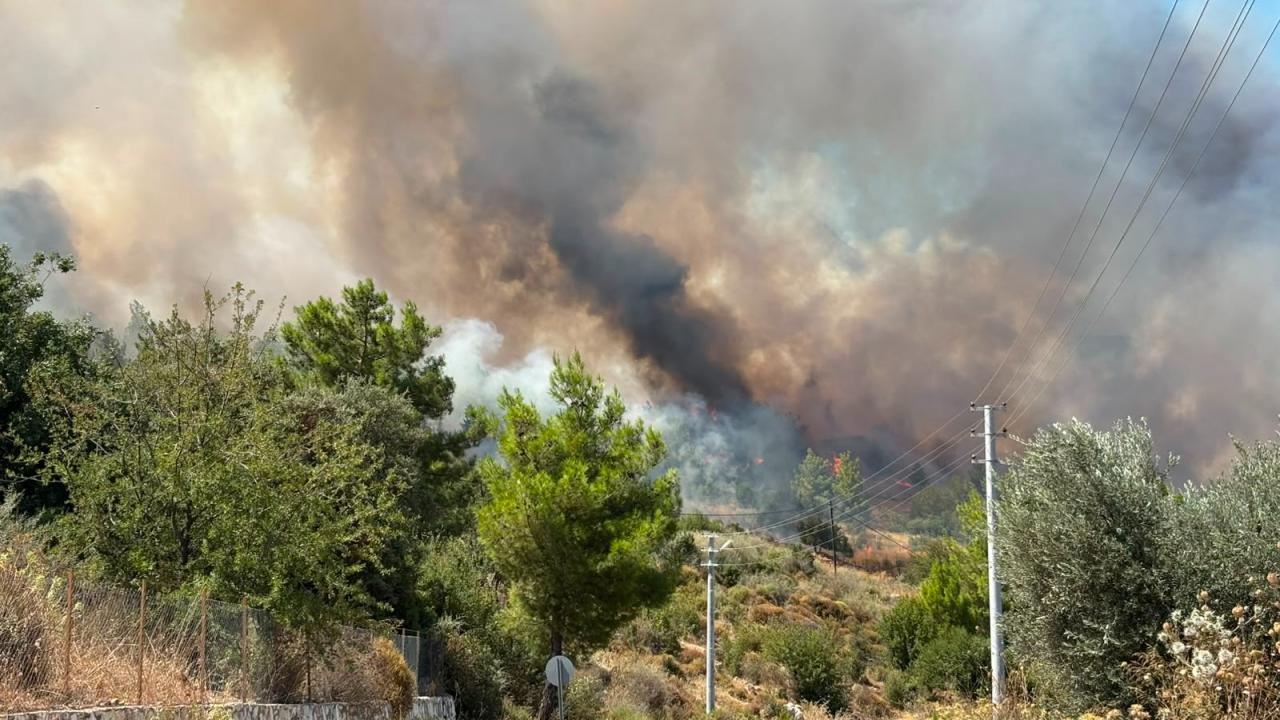 Antalya'nın Kumluca ilçesindeki orman yangınına havadan ve karadan müdahale sürüyor