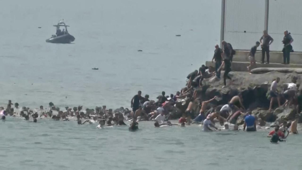 Fas'tan Ceuta sınırına yoğun göçmen hareketliliği